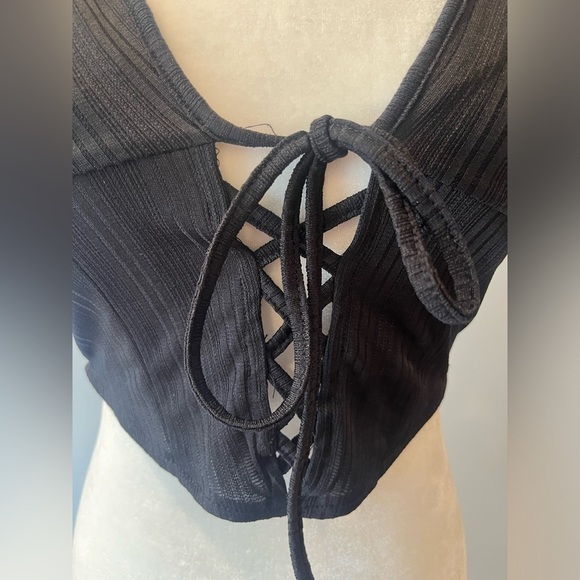 URBAN OUTFITTERS RINA TRIANGLE BLACK CAMI TOP SIZE MEDIUM NEW CROP TOP - Picture 4 of 6